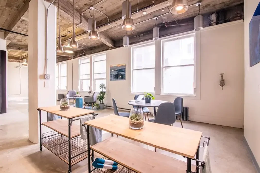 Dynamico Space dedicated desks with flexible leasing options and energizing work environment.